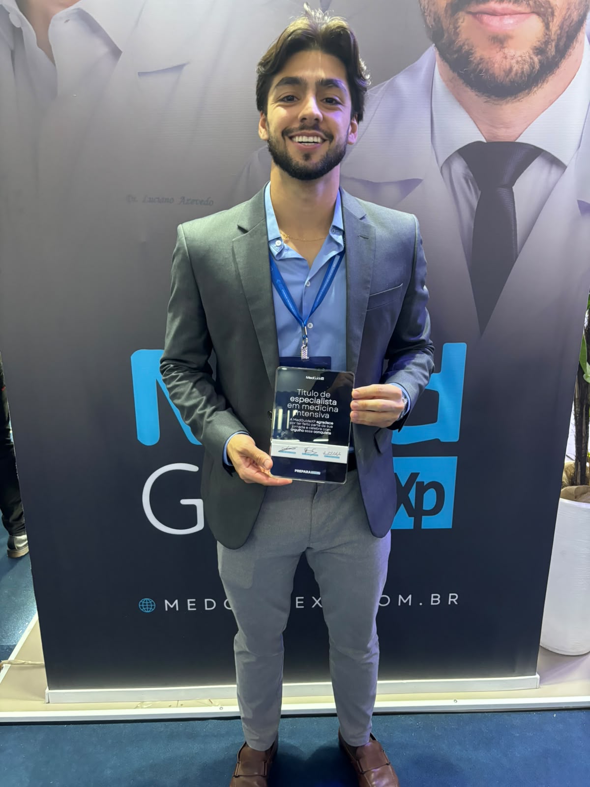 Médico com o troféu de Título de Especialista em Medicina Intensiva