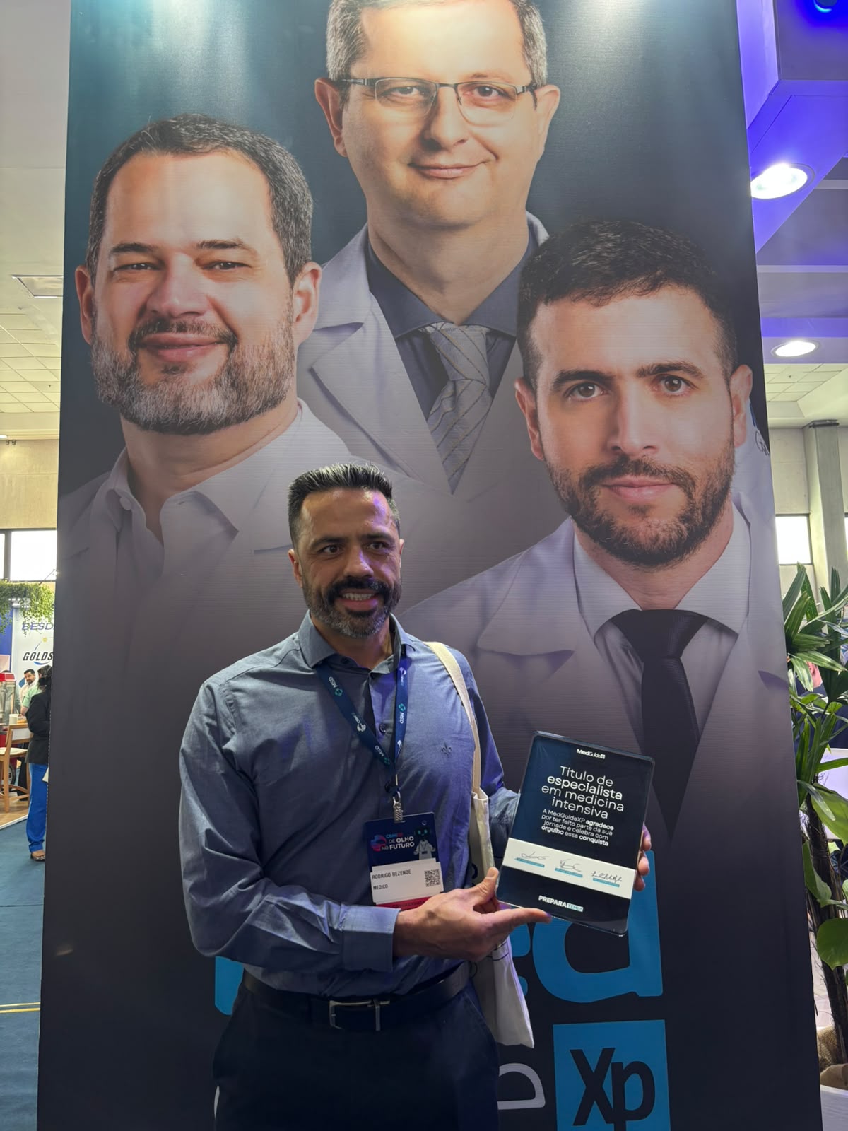 Médico celebrando a conquista do TEMI no estande da MedGuideXP