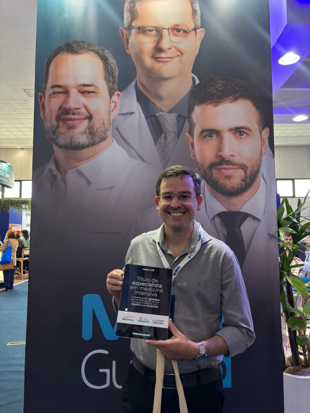 Aluno aprovado no TEMI com o troféu da MedGuideXP